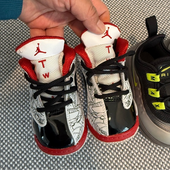 two pairs of baby shoes Jordan Dub Zero White Varsity size 4C/5C - Picture 3 of 11